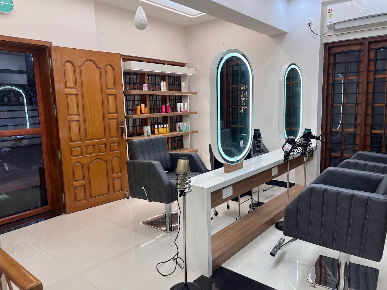 Zephora unisex salon